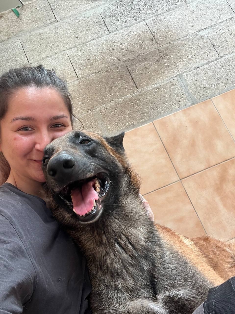 Marion Rahaingomanana avec un berger allemand au refuge